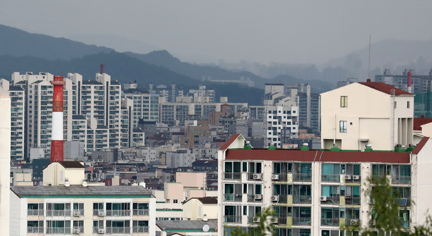 (서울=뉴스1) 김진환 기자 = 서울시 노원구 아파트값이 5주 연속 마이너스다. 대출로 집을 살 수 있는 15억원 이하 아파트가 대다수를 차지하기 때문에 대출규제와 금리인상에 상대적으로 더 예민하다. 사진은 13일 오후 서울 강북구 북서울꿈의숲에서 바라본 노원구 아파트 단지의 모습. 2022.6.13/뉴스1 