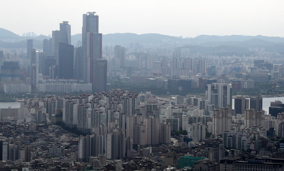 (서울=뉴스1) 박세연 기자 = 서울 남산에서 바라본 아파트단지 모습. 2022.6.16/뉴스1