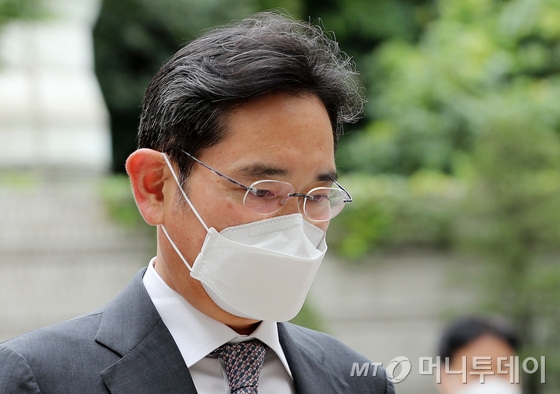 이재용 삼성전자 부회장이 14일 서울중앙지법에서 열린 '삼성 부당합병 의혹' 관련 속행 공판에 출석하고 있다. /뉴스1