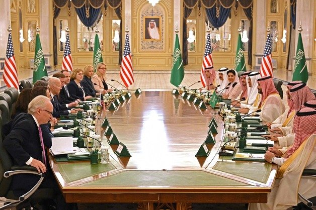 (제다 AFP=뉴스1) 우동명 기자 = 조 바이든 미국 대통령이 15일 (현지시간) 사우디아라비아 제다에 도착해 무함마드 빈 살만 왕세자와 실무 회담을 하고 있다.  (C) AFP=뉴스1  