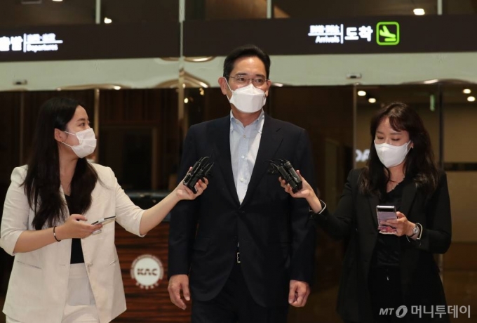 12일 동안의 유럽 출장을 마치고 지난 6월18일 돌아온 이재용 삼성전자 부회장이 서울김포비즈니스항공센터에서 취재진의 질문에 답변하고 있다. /사진=뉴시스