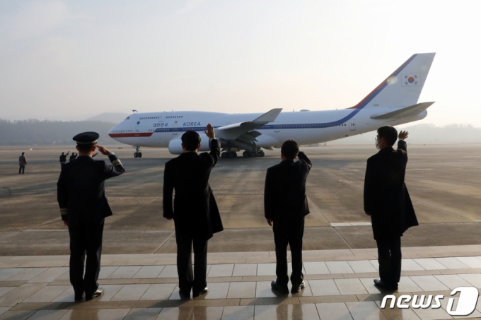 2021년 12월12일 경기 성남시 서울공항에 교체를 앞둔 대통령 전용기 공군 1호기 보잉 B747 400이 계류돼 있다. /사진=뉴스1  