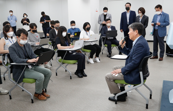 김대기 대통령 비서실장이 24일 용산 대통령실 오픈라운지에서 취재진 질문에 답하고 있다. 대통령실사진기자단 /사진=뉴스1