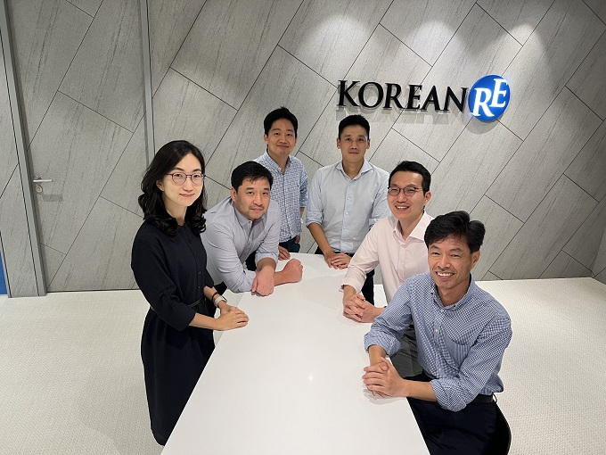 오세관 코리안리 싱가포르지점장(오른쪽 끝)과 주재원들 /사진제공=코리안리