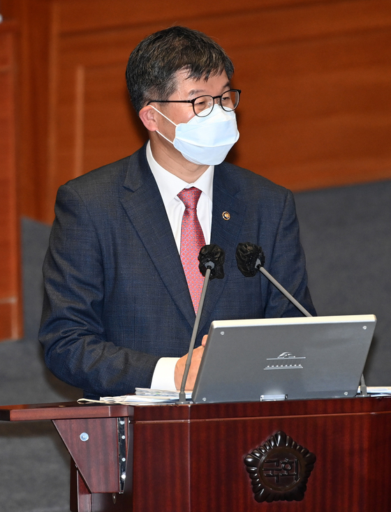 (서울=뉴스1) 허경 기자 = 이기일 보건복지부 제2차관이 27일 오후 서울 여의도 국회에서 열린 교육·사회·문화 분야 대정부질문에서 최형두 국민의힘 의원의 질의에 답하고 있다. (공동취재) 2022.7.27/뉴스1  