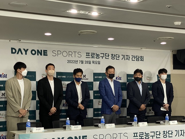 고양 데이원스포츠 프로농구단이 28일 서울 논현동 KBL 센터에서 창단 기자간담회를 개최했다. 왼쪽부터 전성현, 김강선, 한국마케팅 박노하 대표, 데이원스포츠 스포츠총괄 허재 대표, 김승기 감독, 이정현. /사진=양정웅 기자