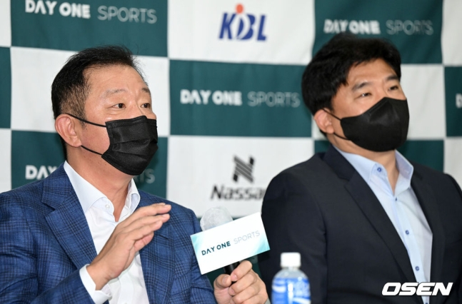 8일 오전 서울 논현동 KBL센터에서 ‘데이원 프로농구단’ 창단 기자 간담회가 열렸다. 허재 스포츠 총괄 대표이사(왼쪽)와 김승기 감독이 간담회에 참석해 취재진의 질문에 답하고 있다. /사진=OSEN