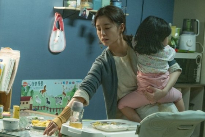 경제협력개발기구(OECD)에 따르면 한국의 출산율은 2021년 기준 0.81명으로 세계 최저 수준이다. 한국의 저출산 현상은 높은 교육비 부담과 가사노동 불평등과 연관이 깊어 일회성 보상으로는 해결하기 어렵다는 분석이 나왔다. 사진은 영화 '82년생 김지영' 스틸컷/사진=영화 공식 포토