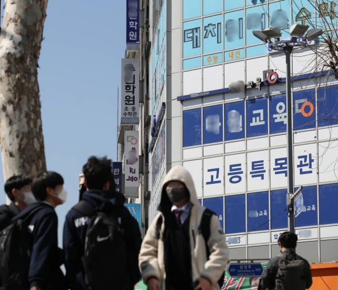 지난 3월 서울 강남구 대치동 학원가/사진=뉴시스