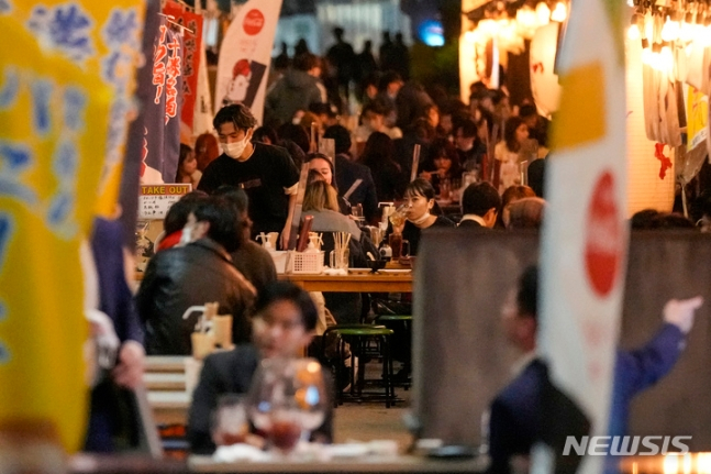 일본에서 코로나19 재확산세가 심상찮다는 우려가 잇따르고 있지만 일본 정부는 음식점 영업시간 제한 등 강력한 조치 시행에 조심스런 입장을 보이고 있다. /ⓒAP=뉴시스