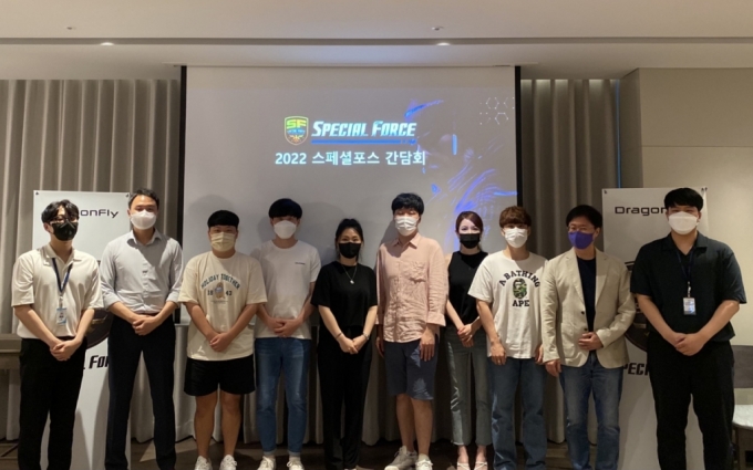 드래곤플라이 사업본부 본부장 권석홍 이사(오른쪽 2번째)가 ‘2022 스페셜포스 인플루언서 간담회’에 참석해 배주진TV(왼쪽 3번째부터), GGuMaTV, 나애리, SivaKing, 윤빵, 김동호TV 등 인플루언서들과 스페셜포스 개발팀 관계자들이 기념 촬영을 하고 있다.