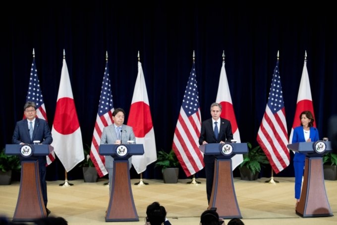 미국과 일본이 경제판 2+2 회의를 마친 뒤 공동 기자회견을 진행하고 있다. 왼쪽부터 하기우다 코이치 일본 경제산업상, 하야시 요시마 외무상, 토니 블링컨 미국 국무장관, 지나 레이몬도 상무장관/로이터=뉴스1