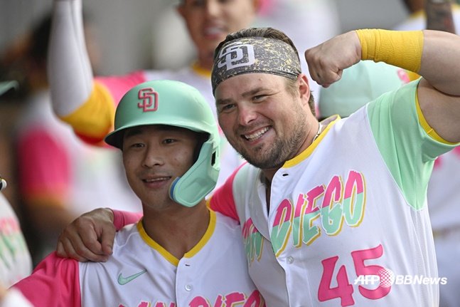 김하성(왼쪽)이 30일(한국시간) 미국 캘리포니아주 샌디에이고 펫코 파크에서 열린 미네소타와 2022 메이저리그 홈 경기 2회말 2사에서 솔로포를 때려낸 뒤 더그아웃에 들어와 루크 보이트와 함께 웃고 있다. /AFPBBNews=뉴스1