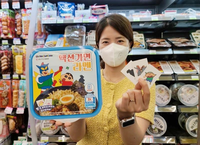 CU 모델이 짱구액션가면라멘을 선보이고 있다. /사진=BGF리테일