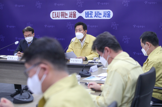 오세훈 서울시장이 지난 4월26일 시청 영상회의실에서 열린 4월 더안전회의에서 인사말을 하고 있다. 이날 회의는 중대재해처벌법 시행 이후 추진현황 발표, 중대재해예방 주요사례 발표, 서울안전자문회의 위원 평가, 종합토론 순으로 진행됐다. /사진=뉴스1  