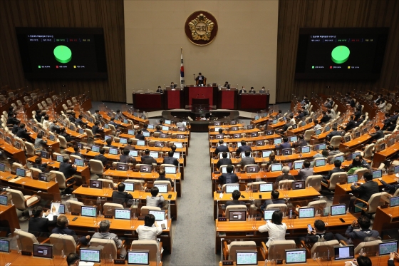 ▲ 22일 오후 서울 여의도 국회에서 열린 국회 본회의에서 연금개혁 특별위원회 구성의 건이 가결되고 있다./사진=뉴시스