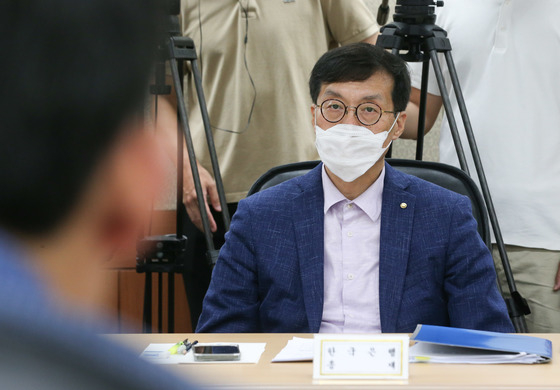 이창용 한국은행 총재가 지난달 24일 오후 서울 중구 은행회관에서 열린 비상거시경제금융회의에 참석했다/사진=공동취재