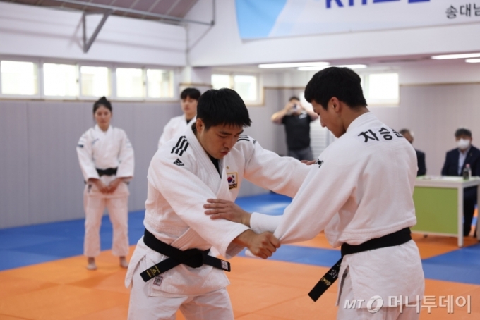 동지고등학교를 방문해 재능기부를 선보이는 KH그룹 필룩스 유도단 소속 안창림 코치