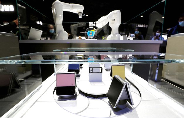 미국 라스베이거스 컨벤션 센터에서 열린 CES2022에서 로봇 팔이 삼성 갤럭시 Z 플립3의 외부 색상을 바꾸고 있다/사진=뉴스1