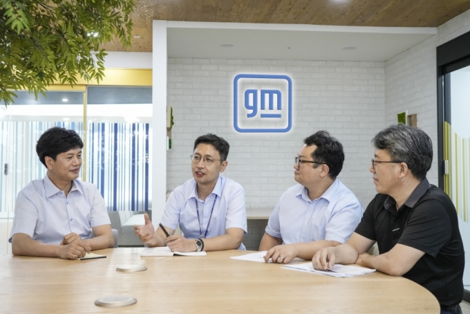 28일 인천 GM테크니컬센터코리아(GMTCK)에서 왼쪽부터 김익회 GMTCK 설계품질팀 부장, 박형규 차량개발 담당 부장, 김효석 한국GM 생산품질팀 부장, 박노일 생산부문 조립 담당 부장이 기자의 질문에 답하고 있다/사진제공=한국GM