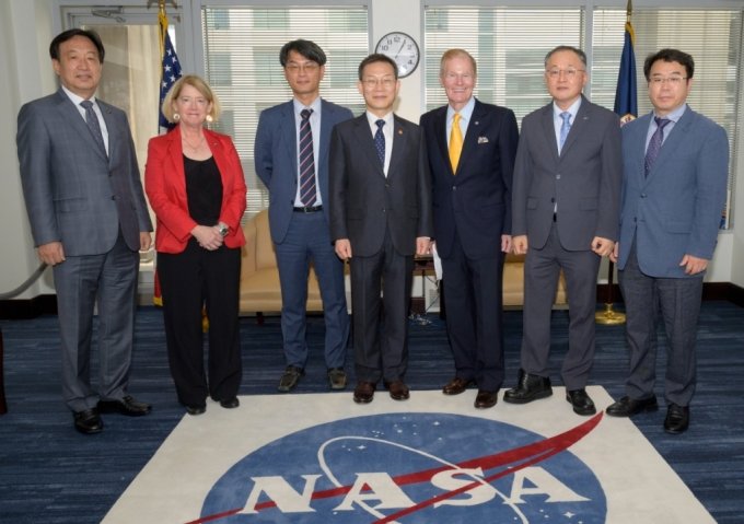 미국 워싱턴 D.C에 있는 미국항공우주국(NASA)을 방문한 이종호 과학기술정보통신부 장관(왼쪽에서 4번째). 빌 넬슨 미국 NASA 국장(왼쪽에서 5번째), 이상률 한국항공우주연구원장(왼쪽에서 6번째), 박영득 한국천문연구원장(왼쪽에서 첫 번째) 등이 함께 만났다. / 사진제공=과학기술정보통신부