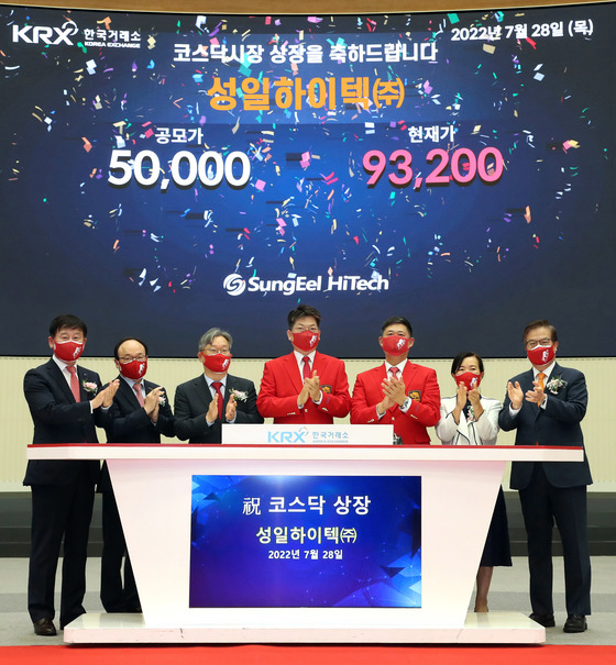 지난달 28일 오전 서울 영등포구 한국거래소에서 열린 '성일하이텍 코스닥시장 상장기념식'에서 현재가 확인 후 라성채 한국IR협의회 부회장(왼쪽부터), 강왕락 코스닥협회 부회장, 홍순욱 한국거래소 코스닥시장본부장, 이강명 성일하이텍 대표이사, 이경열 성일하이텍 사장, 박정림 KB증권 대표이사, 오익근 대신증권 대표이사가 기념촬영을 하고 있다. /사진제공=한국거래소