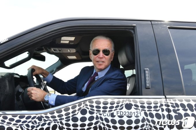 (디어본 AFP=뉴스1) 우동명 기자 = 조 바이든 미국 대통령이 지난해 5월18일(현지시간) 미시간주 디어본에 있는 포드 자동차 공장서 포드-150 라이트닝 전기 픽업 트럭을 운전하고 있다.  (C) AFP=뉴스1  