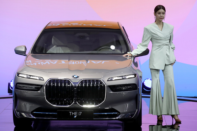 (부산=뉴스1) 김영훈 기자 = 14일 부산 해운대구 벡스코에서 열린' 2022부산국제모터쇼' 에서 BMW코리아가 플래그십 전기차 i7을 공개하고 있다. 2022.7.14/뉴스1