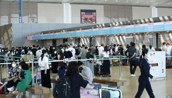 지난달 25일 오전 인천국제공항 제2여객터미널 출국장에 휴가철을 맞아 해외로 여행을 떠나는 여행객들로 붐비고 있다.  /사진=뉴스1