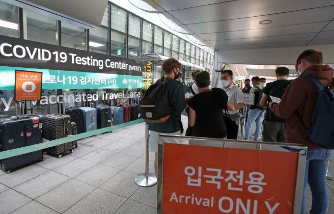 코로나19 신규 확진자가 8만5320명으로 집계된 29일 오후 인천국제공항 제1여객터미널 코로나19 검사센터에서 해외 입국자들이 검사를 받기 위해 대기하고 있다. /사진=뉴시스