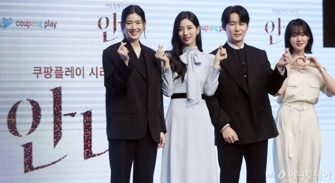 배우 정은채, 수지, 김준한, 박예영이 21일 오전 서울 영등포구 여의도 콘래드 서울에서 진행된 쿠팡플레이 시리즈 '안나' 제작발표회에 참석해 포즈를 취하고 있다. '안나' 는 사소한 거짓말을 시작으로 완전히 다른 사람의 인생을 살게 된 여자의 이야기를 담은 작품이다. 오는 24일 공개. 2022.06.21 /사진=김창현 기자 chmt@