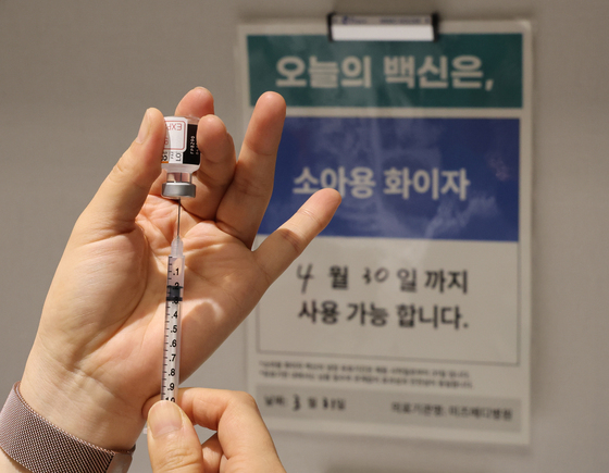 (서울=뉴스1) = 5~11세 소아 대상 신종 코로나바이러스 감염증(코로나19) 백신 접종이 시작된 31일 강서구 미즈메디 병원 소아청소년과에서 의료진이 백신을 준비하고 있다. 2022.3.31/뉴스1