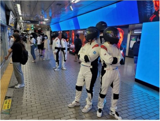 ▲&#039;지구를 위한 레이스‘ 카레이서 복장을 한 홍보요원들/사진=서울 E-프리 제공