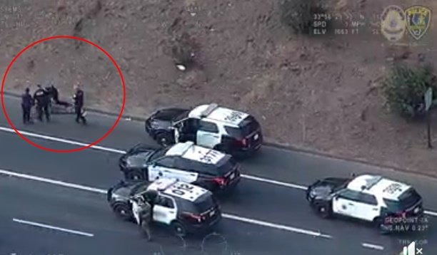 도주하던 용의자가 고속도로 외곽에서 체포되는 모습 /사진=미국 캘리포니아주 리버사이드 경찰서 페이스북