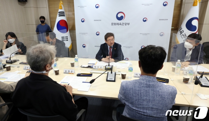 (서울=뉴스1) = 박보균 문화체육관광부 장관이 3일 서울 용산구 문체부 저작권보호과 서울사무소 회의실에서 방송영상콘텐츠·OTT 업계 관계자와 간담회를 하고 있다. (문화체육관광부 제공) 2022.8.3/뉴스1 Copyright (C) 뉴스1. All rights reserved. 무단 전재 및 재배포 금지.