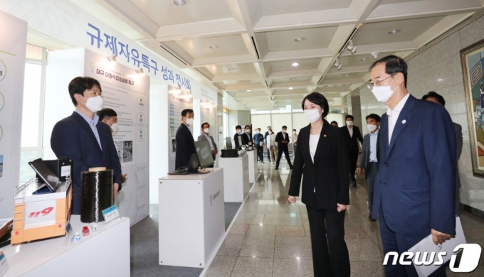 한덕수 국무총리(오른쪽)와 이영 중소벤처기업부 장관이 4일 오후 서울 종로구 정부서울청사에서 규제자유특구 성과 전시회를 둘러보고 있다./사진=뉴스1