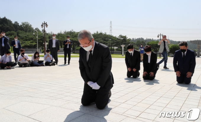 (광주=뉴스1) 한산 기자 = 김종인 미래통합당 비상대책위원장이 19일 오전 광주 북구 국립5·18민주묘지에서 무릎 꿇고 참배하고 있다. 2020.8.19/뉴스1