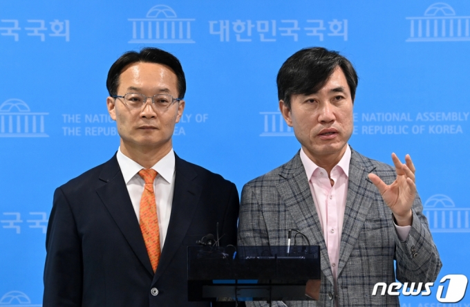 (서울=뉴스1) 유승관 기자 = 조해진 국민의힘 의원(왼쪽)과 하태경 의원이 4일 서울 여의도 국회 소통관에서 국민의힘 당헌 개정 관련 기자회견을 마친 후 취재진의 질의에 답하고 있다. 조 의원과 하 의원은 이날 기자회견에서 이준석 대표의 복귀가 가능하도록 한 당헌 개정안을 제안했다. (공동취재) 2022.8.4/뉴스1 Copyright (C) 뉴스1. All rights reserved. 무단 전재 및 재배포 금지.