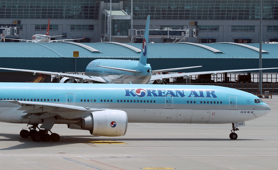 (인천공항=뉴스1) 민경석 기자 =인천국제공항 제2여객터미널 계류장에 대한항공 여객기가 이륙을 준비하고 있다. 2022.7.10/뉴스1