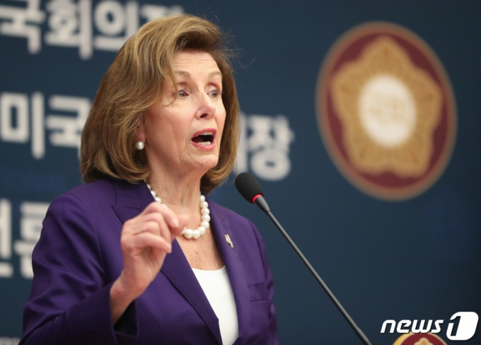 낸시 펠로시 미국 하원의장이 4일 서울 여의도 국회에서 공동언론 발표를 통해 김진표 국회의장과의 회담 결과를 발표하고 있다. /사진=뉴스1