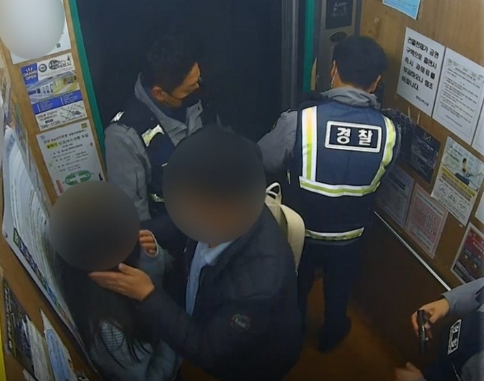 연락되지 않는 딸 때문에 마음을 졸이던 아버지가 딸의 볼을 만지며 안심하고 있다. /사진=인천경찰 SNS