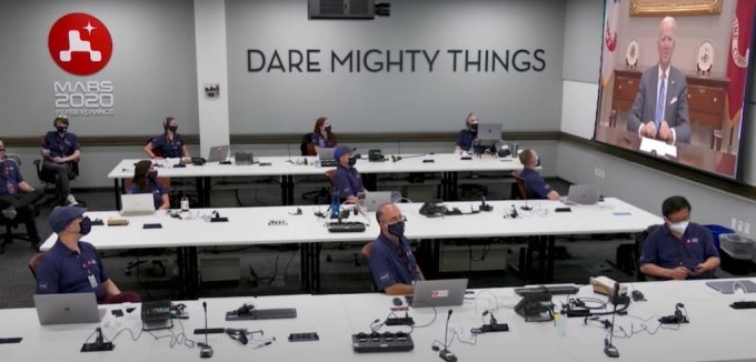 '실패를 무릅쓰고 위대함에 도전하라'(Dare Mighty Things)라는 문구가 걸린 NASA JPL. 지난해 3월 조 바이든 미국 대통령이 연구진에게 덕담을 건네고 있는 모습. / 사진=미국항공우주국(NASA)