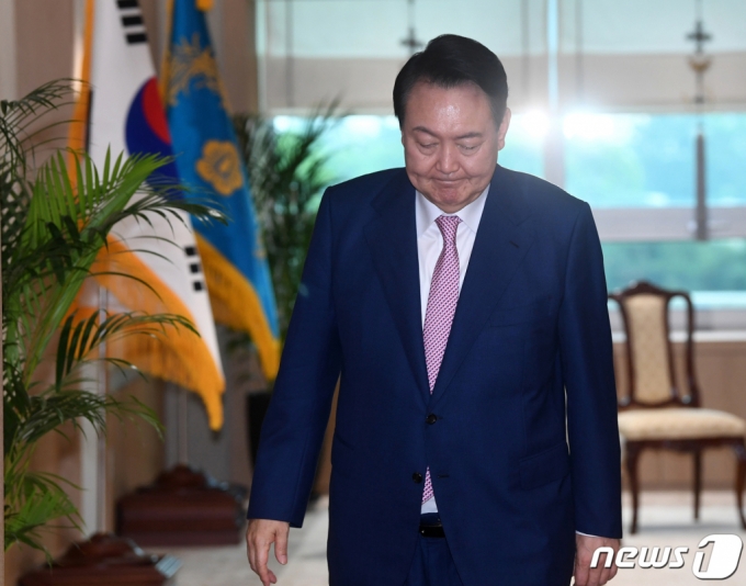 (서울=뉴스1) 안은나 기자 = 윤석열 대통령이 지난달 29일 오후 용산 대통령실에서 열린 주한칠레대사 신임장 제정식에 참석하고 있다. (대통령실사진기자단) 2022.7.29/뉴스1 Copyright (C) 뉴스1. All rights reserved. 무단 전재 및 재배포 금지.