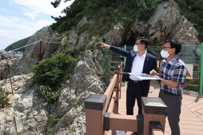어명소 국토교통부 2차관이 5일 부산 가덕도신공항 건설사업 예정지를 방문, 사업 추진현황을 점검하고 있다. /사진제공=국토교통부