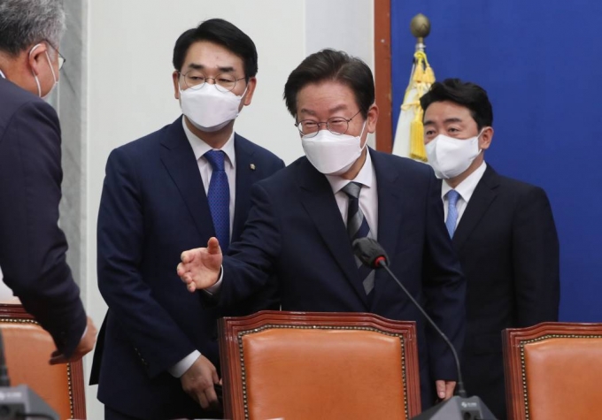 박용진, 이재명, 강훈식(왼쪽부터) 더불어민주당 당대표 후보가 29일 서울 여의도 국회에서 열린 당대표 및 최고위원 후보자 공명선거실천 협약식에 참석하고 있다. / 사진제공=뉴시스