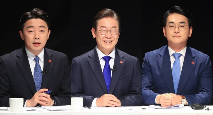 이달 3일 오후 더불어민주당 당대표 후보들이 제주 MBC에서 열린 지역순회 방송토론회에 앞서 리허설하고 있다. 왼쪽부터 강훈식, 이재명, 박용진 후보 모습. / 사진제공=뉴시스