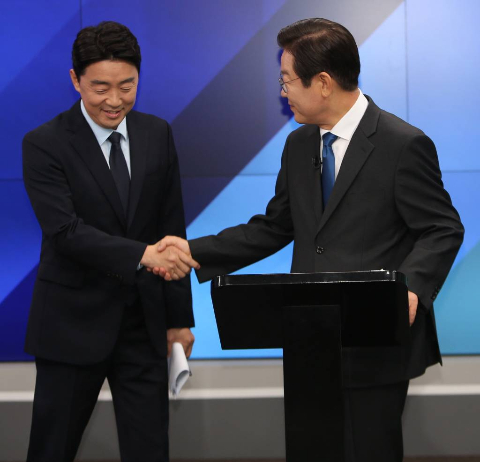 더불어민주당 강훈식(왼쪽)이재명 당 대표 후보들이 지난 이달 2일 오후 강원 춘천시 G1(강원민방)에서 열린 지역순회 방송토론회에 앞서 인사를 하고 있다. / 사진제공=뉴시스