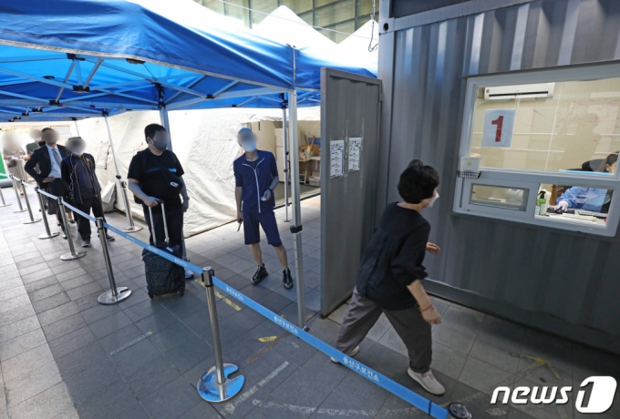 (서울=뉴스1) 이성철 기자 = 신종코로나바이러스 감염증(코로나19) 신규 확진자가 10만7894명 발생한 4일 오전 서울 용산구보건소 선별진료소를 찾은 시민들이 검사 대기를 하고 있다. 2022.8.4/뉴스1 Copyright (C) 뉴스1. All rights reserved. 무단 전재 및 재배포 금지.