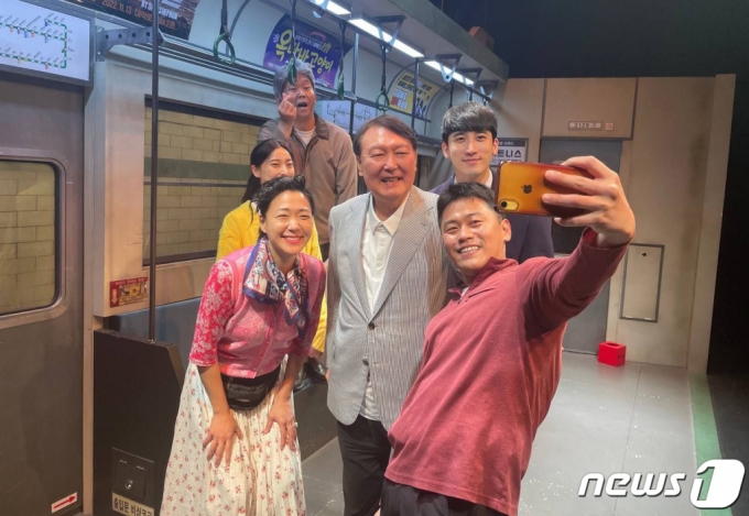 (서울=뉴스1) 오대일 기자 = 여름휴가 중인 윤석열 대통령이 3일 저녁 서울 종로구 대학로의 한 극장에서 연극 ‘2호선 세입자’를 관람한 후 배우들과 기념사진을 찍고 있다. 윤 대통령은 연극 관람 후 인근 식당에서 배우들과 식사를 하면서 연극계의 어려운 사정에 대해 듣고 배우들을 격려했다. (대통령실 제공) 2022.8.3/뉴스1 Copyright (C) 뉴스1. All rights reserved. 무단 전재 및 재배포 금지.