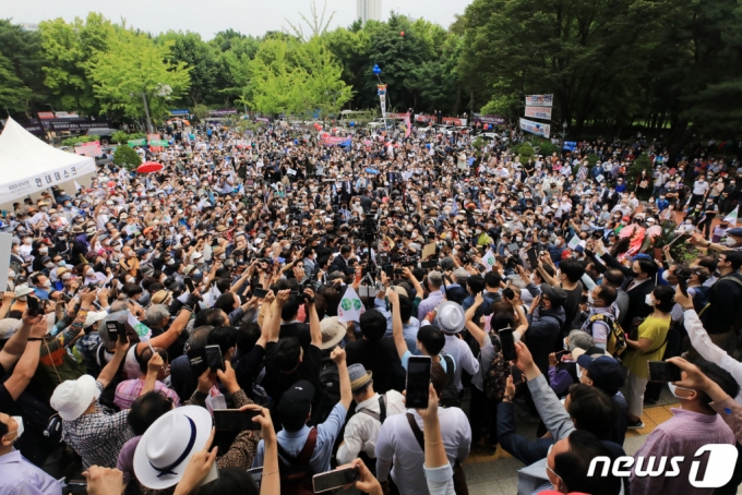(서울=뉴스1) 구윤성 기자 = 지난해 6월29일 오후 서울 서초구 매헌 윤봉길 의사 기념관에서 대선출마선언을 마친 당시 윤석열 전 검찰총장이 지지자와 취재진에게 둘러싸여 있다. 2021.6.29/뉴스1